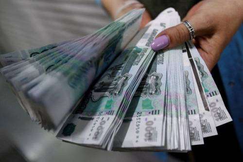 Эксперт: налоги, дивиденды и нефть сыграют за рубль