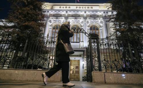 ЦБ запретил банкам использовать SWIFT при переводах внутри России
