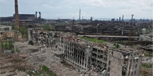 Адміністративний корпус металургійного комбінату Азовсталь у Маріуполі, що був зруйнований російськими військами (Фото:REUTERS/Pavel Klimov)