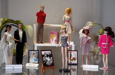 «Барбі» скоро 65. Як бажання Рут Гендлер створити ляльку для доньки переросло у корпорацію Mattel з продажами на мільярди доларів /Фото 1