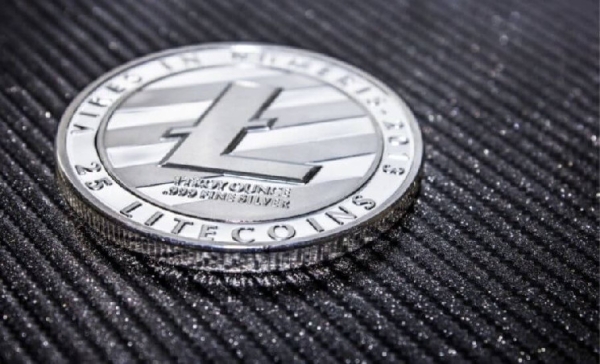 З 13 квітня ціна Litecoin зросла на 30%, і з того часу цінове ралі триває. Збільшення обсяг торгів сигналізує про те, що цінове ралі може бути тривалим. При постійно зростаючому обсязі торгів ціна Litecoin відстає від ATH всього на 13%. За останні 30 днів альткоін виріс більш ніж на 60%, при поточному рівні цін в $ 316 LTC продовжує залишатися недооціненим. За останній рік ціна Litecoin зросла майже на 200%. Судячи з графіком вище, після того, як протягом більшої частини березня діапазон залишався обмеженим, в квітні почалося цінове ралі. Менше 50% трейдерів Litecoin зберігають монету, зараз їх концентрація падає. Аналіз IntoTheBlock показує, що настрої всередині мережі бичачі, незважаючи на те, що DOGE і DOT обійшли LTC з точки зору ринкової капіталізації (дані CoinMarketCap). Оскільки Litecoin приймається скрізь, де є PayPal, попит з боку роздрібних трейдерів зростає. Зміна ринкової капіталізації Uniswap було психологічно важливою віхою для Ходлер і трейдерів LTC. Майже всі трейдери Litecoin знаходяться в прибутку, і той факт, що менше 20% зберігали Litecoin менше місяця, сигналізує про високу короткостроковій рентабельності інвестицій в криптовалюта. За даними Messari, короткострокова рентабельність інвестицій Litecoin робить його досить перспективним, щоб трейдери могли купувати його навіть при поточному рівні цін. На відміну від більшості інших альткоінов кореляція Litecoin з біткоіни становить менше 50%, тому очікується, що зростання цін на Litecoin продовжиться.