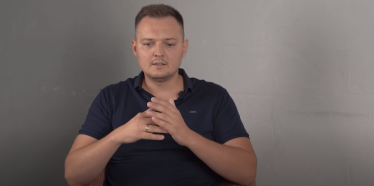 Максим Лавриненко називає себе засновником телеграм-каналу «Труха» /Скріншот з YouTube-відео каналу MILA EREMEEVA