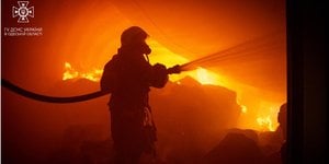 Рятувальник гасить пожежу після удару РФ (Фото:ДСНС України / Facebook)