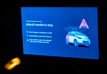 «Автомобіль потребує зупинки» - сповіщення на цифровому екрані роботаксі після того, як члени SafeStreetRebel поставили на капот безпілотного авто дорожній конус, Сан-Франциско, США, 11 липня 2023 року. /Getty Images