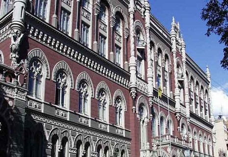 Банки масово блокують рахунки українців: назвали причину