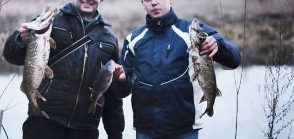 7669_close-up-two-men-holding-caught-fish1.jpg (38.59 Kb)
