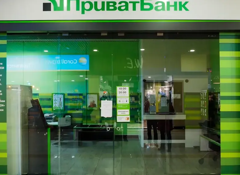 ПриватБанк після скандалу з карткою відкрив цілодобову гарячу лінію для ветеранів