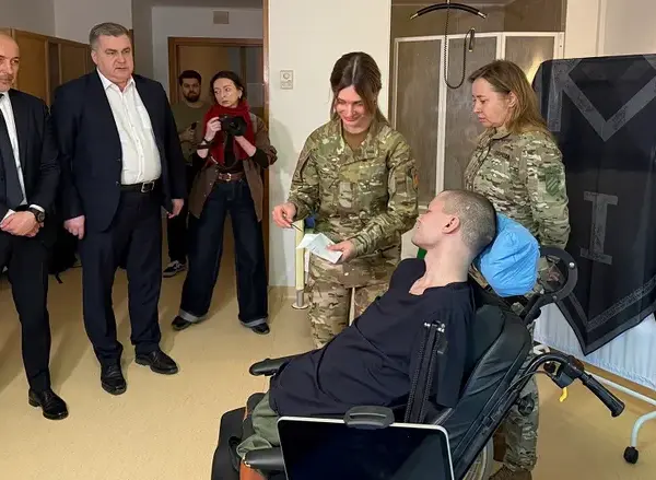 Голова НБУ особисто приніс ветеранові картку в лікарню