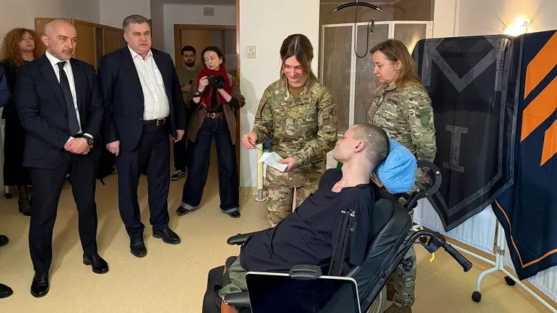 Голова НБУ особисто приніс ветеранові картку в лікарню