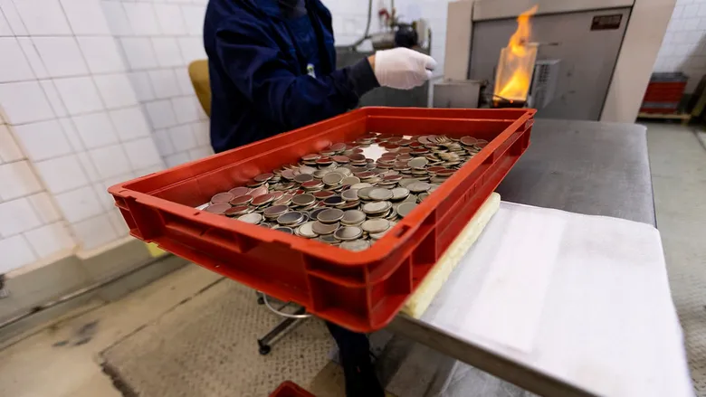 НБУ пояснив, навіщо йому машина для знищення монет: накопичилось 800 тонн копійок