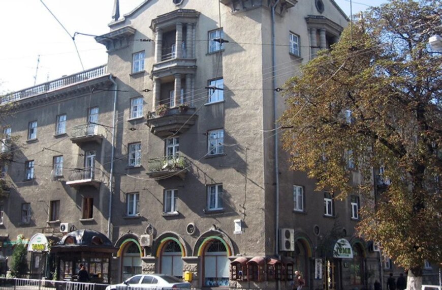 Високі стелі у сталінках: для кого їх робили та в…