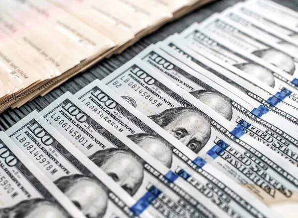 Офіційний курс долара вперше перевищив 43 грн