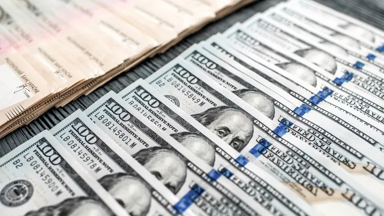 Офіційний курс долара вперше перевищив 43 грн