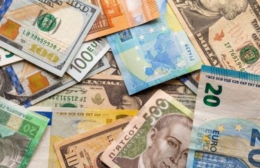 Національну валюту чекає непростий рік / Freepik євро, долар