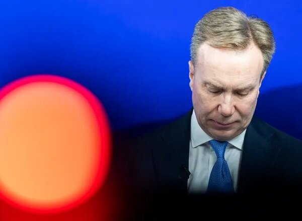 Президент Давоського форуму подав у відставку через зв’язки…