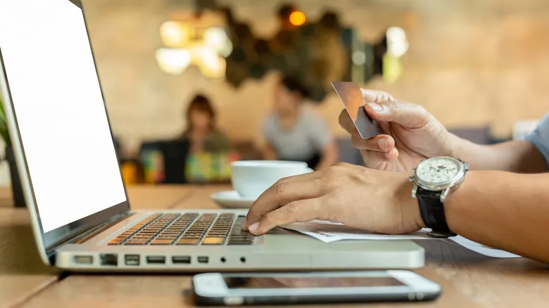 НБУ назвав середній чек у разі оплати карткою: у магазинах – 354 грн, онлайн – 608 грн