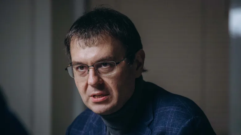 Гетманцев попередив, що <!--more--/>Україні загрожує "фінансова трагедія" вже у квітні” title=”Гетманцев попередив, що Україні загрожує "фінансова трагедія" вже у квітні” width=”780″ height=”438″ fetchpriority=”high” width=”780″ height=”438″ /></p>
<p>        Данило Гетманцев (Фото: Валентина Поліщук/LIGA.net)                                                                                                        </p>
<p>Голова комітету Верховної Ради з питань фінансів, податкової та митної політики Данило Гетманцев попередив, що Україні загрожує “фінансова трагедія” вже у квітні. Про це він сказав в інтерв’ю Forbes Україна, коментуючи ситуацію довкола непопулярних податкових змін.</p>
<p>“Не у всіх колег (не тільки з Ради, але і з уряду) є передчуття фінансової трагедії. Воно є в мене, у міністра фінансів є, бо він розуміє, що у квітні не буде чим фінансувати видатки. Сьогодні вже ми використовуємо ті кошти, що були закладені на друге півріччя. У МВФ позиція щодо маяків, погоджених урядом, дуже проста – вони обовʼязкові. І перенесення їх з prior action не змінило цього ставлення”, – сказав Гетманцев.</p>
<p>Читайте такожУгорщина блокує 90 млрд євро для України: з’явилась перша реакція ЄС</p>
<p>Він поскаржився, що Кабінет міністрів, на його думку, тільки погіршує ситуацію, проявляючи непослідовність: з одного боку, погоджує маяки в програмі з Міжнародним валютним фондом, а з іншої – розширює “абсолютно неефективну програму нацкешбеку” виплатами у 15% від вартості товарів.</p>
<p>“Тому у багатьох в уряді й парламенті немає передчуття фінансової трагедії, всі думають, що якось воно буде, бо раніше вдавалося пройти такі періоди. Цього разу ситуація інша”, – сказав Гетманцев.</p>
<p>Депутат додав, що ситуацію ускладнюють популістичні настрої у Верховній Раді.</p>
<p>“Питаю колегу: чому ти не голосуєш, ти ж за бізнес, підприємці підтримують цей закон. Каже: “Так, я знаю, що це хороший закон. Але чому я буду прем’єрці допомагати? Я її не люблю”. Так це ж не питання любові чи підтримки Юлії Свириденко – ти ж голосуєш не для прем’єра, а для країни. Це і називається – політичний процес у повному розпалі, коли ти свої політичні амбіції ставиш вище, ніж усе, що взагалі існує в цьому світі. Це неприпустимо”, – сказав політик.</p>
<ul>
<li>У листопаді Україна та МВФ досягли попередньої домовленості щодо чотирирічної кредитної програми обсягом понад $8 млрд. Нова програма МВФ замінить чинну чотирирічну програму на $15,5 млрд, з яких уже виплачено близько $10,6 млрд.</li>
<li>Спершу фонд вимагав від України виконання жорстких попередніх умов для затвердження програми, серед яких ухвалення закону про оподаткування доходів від цифрових платформ (так званий податок на OLX), скасування безмитного ліміту на посилки до 150 євро і подання законопроєкту запровадження ПДВ для фізичних осіб-підприємців з оборотом понад 1 млн грн.</li>
<li>У середині лютого після візиту до Києва директорки-розпорядниці МВФ Крісталіни Георгієвої фонд погодився запустити програму без цих вимог.</li>
<li>Тепер усі непопулярні кроки перенесені в “маяки”, більшість – з датою 31 березня 2026 року.</li>
</ul>
<p>                                                                                                                                                                                 Верховна РадаПодаткиДанило Гетманцевбюджет-2026</p>

<div class=