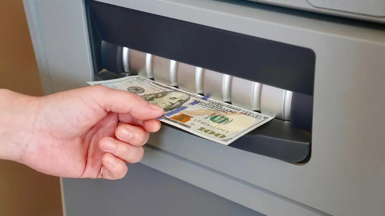 НБУ почав видавати банкам готівкову валюту після угорського інциденту з Ощадбанком