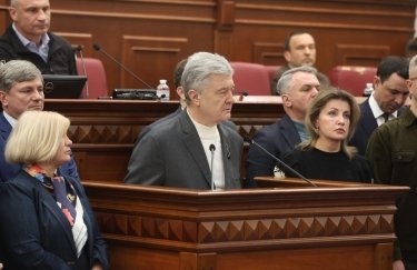 Порошенко задекларував подарунок дружині на майже 1 млрд: скільки заробив