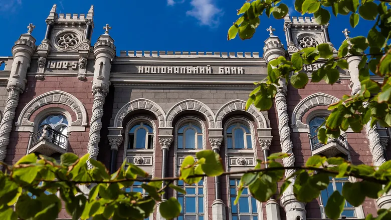 Національний банк точково пом’якшив валютні обмеження: список