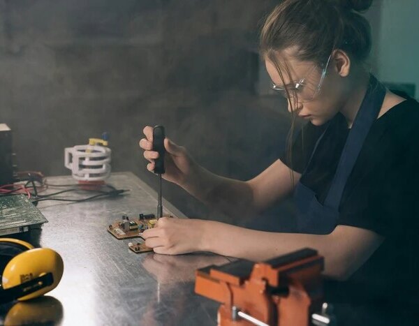 Уряд розширює програми перекваліфікації жінок у «чоловічі» професії