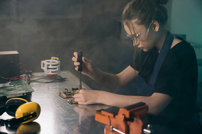 Уряд розширює програми перекваліфікації жінок у «чоловічі» професії