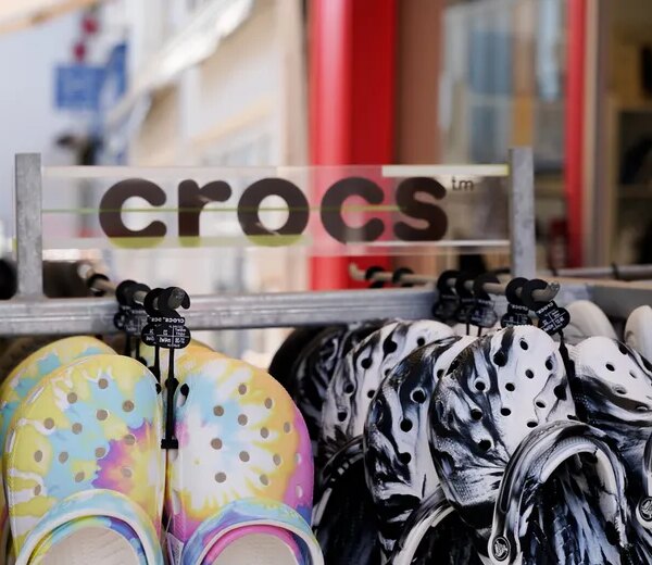 Американський виробник гумового взуття Crocs втратив 30% ринкової&hellip;