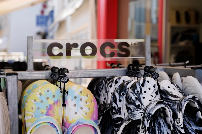 Американський виробник гумового взуття Crocs втратив 30% ринкової вартості за&hellip;