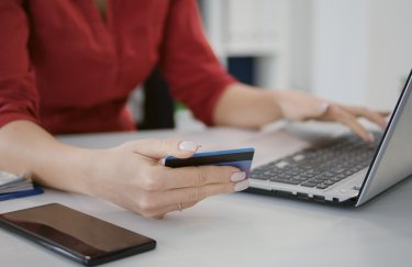 Міжнародні онлайн-платежі українського бізнесу: топ країн / Freepik жінка, ноутбук, смартфон, банківська карта