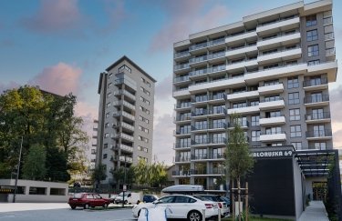 У Польщі ціни на квартири залежать від регіону. / Pexels житлові будинки польща двір автомобіль