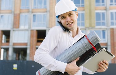 чоловік документи планшет будівництво