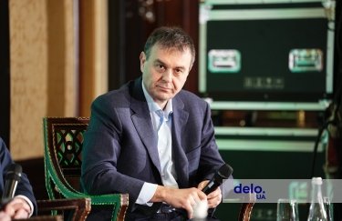 Гетманцев підтримав приватизацію <!--more--/>держбанків” title=”Гетманцев підтримав приватизацію держбанків” width=”850″ height=”550″ /></p>
<p>                                                           Гетманцев підтримав приватизацію держбанків                                                                               </p>
<p>Голова парламентського комітету з питань фінансів, податкової та митної політики Данило Гетманцев підтримав приватизацію державних банків та допустив, що підвищену ставку податку на прибуток банків у 2028 році можуть не запроваджувати, якщо це заважатиме укладенню угоди з продажу держбанку.</p>
<p>Про це інформує&nbsp;Delo.ua&nbsp;з посиланням на інтерв’ю Гетманцева агентству “Інтерфакс-Україна”.</p>
<p>За його словами, якщо під час підготовки конкретної угоди з приватизації державного банку з’ясується, що її вартість залежить від рішення щодо запровадження підвищеного податку на прибуток банків у 2028 році, парламент може переглянути цей підхід.</p>
<p>Водночас Гетманцев відкинув твердження, що ставка податку на прибуток банків на рівні 50% автоматично унеможливить або загальмує приватизацію державних фінустанов.&nbsp;</p>
<p>Голова комітету заявив, що банк нібито створив сприятливі умови для операторів грального бізнесу, зокрема через застосування тарифів нижче собівартості та використання P2P-платежів для ухилення від оподаткування. Також він розкритикував дії регулятора щодо контролю за діяльністю банку.</p>
<p>На думку Гетманцева, діяльність голови НБУ Андрій Пишний негативно впливає на інвестиційну привабливість банківського сектору та перспективи залучення іноземного капіталу.</p>
<p>Попри це, він назвав рішення про підвищене оподаткування банків на один рік виваженим кроком, наголосивши, що сектор має достатній фінансовий ресурс для додаткової підтримки оборони країни.</p>
<p>Гетманцев також заявив, що приватизацію державних банків варто починати з тієї установи, яка викликає найбільший інтерес у потенційних інвесторів, і розкритикував багаторічну відсутність реальних кроків у цьому напрямі.</p>
<p>Нагадаємо, раніше Гетманцев рекомендував народним депутатам ухвалити законопроєкт про продовження на 2027 рік застосування для банків підвищеної ставки податку на прибуток підприємств у розмірі 50% з одночасною забороною зменшувати фінансовий результат до оподаткування на суму збитків минулих періодів.</p>

<div class=