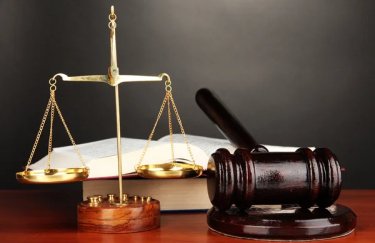 Фонд гарантування судиться за понад пів мільярда гривень збитків / Depositphotos судовий молоток