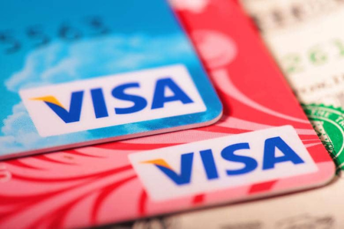 Visa планує скоротити близько 2600 робочих місць, або приблизно 7% штату, у рамках підвищення ефективності та перебудови бізнесу з використанням технологій штучного інтелекту, пише Bloomberg.► Читайте телеграм-канал «Мінфіну»: головні фінансові новиниКого торкнеться скороченняСкорочення в основному торкнуться підрозділів, що відповідають за технології та розробку продуктів.