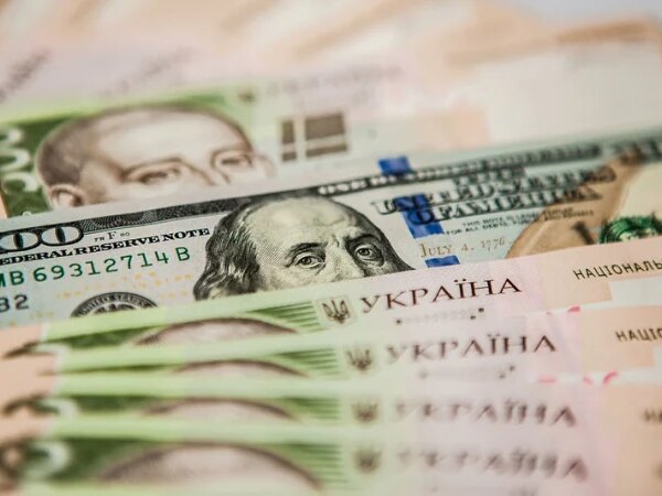 Долар різко подешевшав, євро знову дорожчає: курс НБУ…