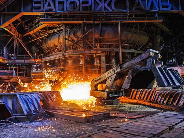 «Запоріжсталь» повністю зупинила роботу після ракетного удару росії: загинули 7 працівників — Мінфін