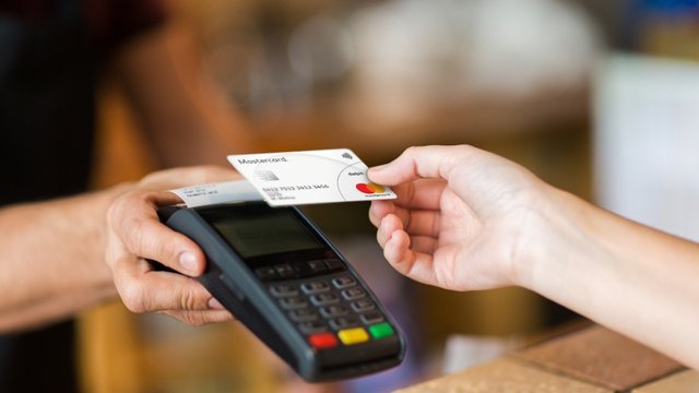 НБУ підняв ліміти операцій з корпоративними картками за кордоном і послабив ще ряд валютних обмежень для юросіб