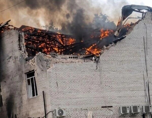 Люди вистрибували з вікон палаючої будівлі: з’явилося відео удару РФ по Лозовій