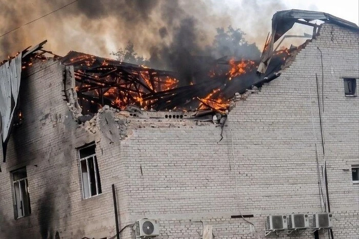 Люди вистрибували з вікон палаючої будівлі: з'явилося відео удару РФ по Лозовій