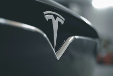Tesla може відкликати 1,2 млн автомобілів через 150 скарг
