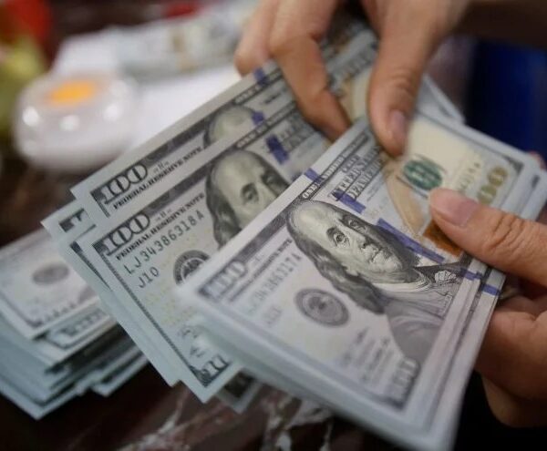 Валютний ринок під тиском: НБУ п’ятий тиждень поспіль продає понад $1 млрд — Мінфін