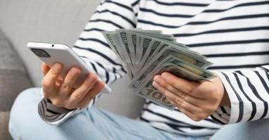 Українці та бізнес переказали за кордон понад $50 млрд за пів року
