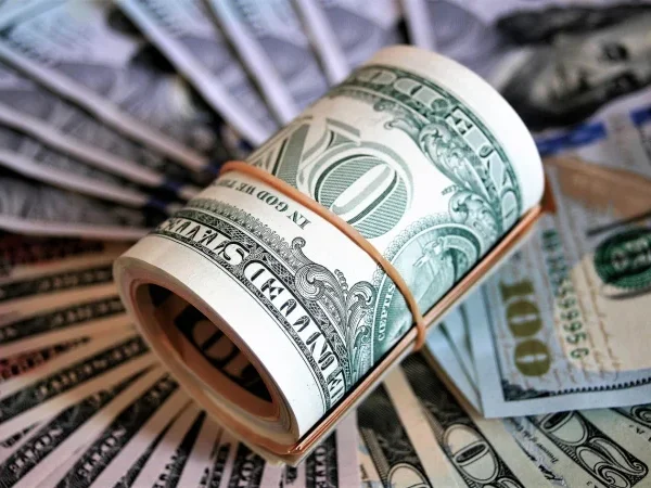 Курс валют на 4 серпня: долар в обмінниках подешевшав на 10 копійок — Мінфін