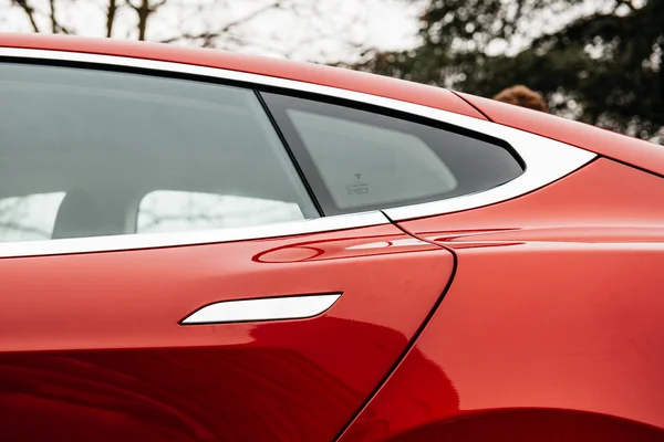 Tesla відкликає три мільйони електромобілів у Китаї через безпеку ручок — Мінфін