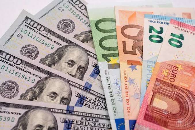 У вівторок, 18 серпня, на готівковому ринку середній курс долара додав 7 копійок в покупці та 5 копійок у продажу.