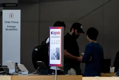 Apple може випустити AirPods із камерами вже цієї осені — Bloomberg
