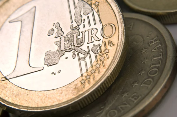 Курс валют 24 серпня: долар подорожчав, євро майже без змін — Мінфін