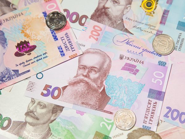 Середня зарплата в Україні зросла до майже 32,8 тисячі гривень:&hellip;