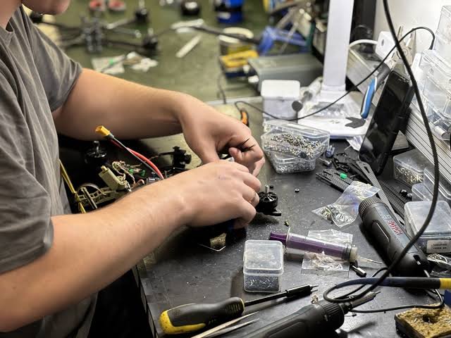 Міністерство у справах ветеранів ініціює законопроєкт, який має запровадити спеціальний правовий статус для цивільних осіб, залучених до забезпечення оборони України, але які безпосередньо не брали участі у бойових діях.