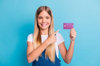 Банківські картки для підлітків — які правила безпеки треба знати